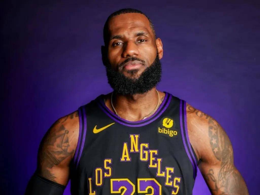 九游电脑版-詹姆斯迎来七赛季出色发挥，日本队观众热烈欢呼！全场沸腾不已(詹姆斯为克内克特欢呼)