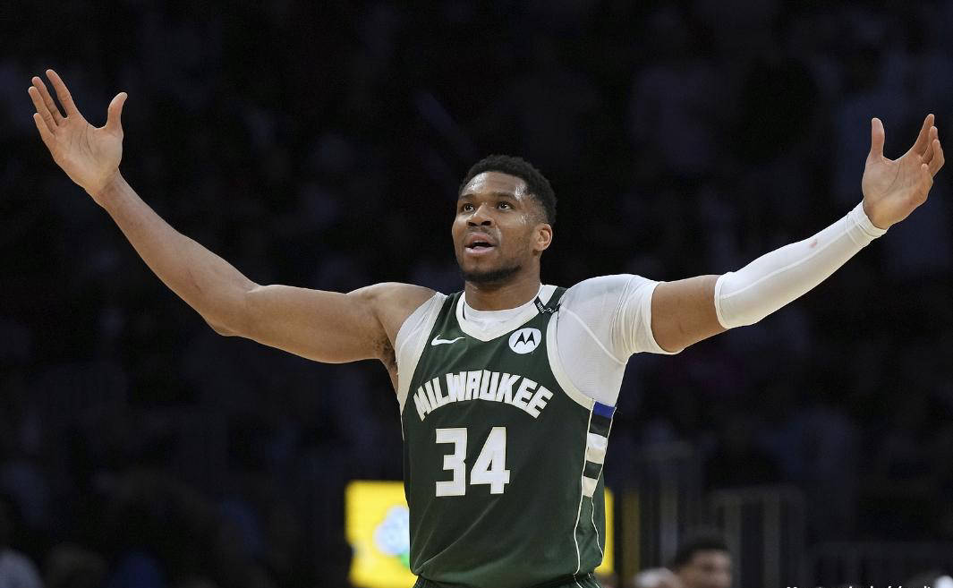 九游电脑版下载-关于字母哥连续十二场比赛得分超过战术调整，勇士不断突破！赛场气氛高涨的信息